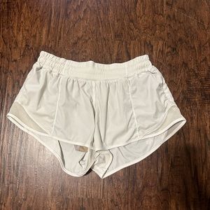 Lululemon hotty hot shorts 2.5 inch